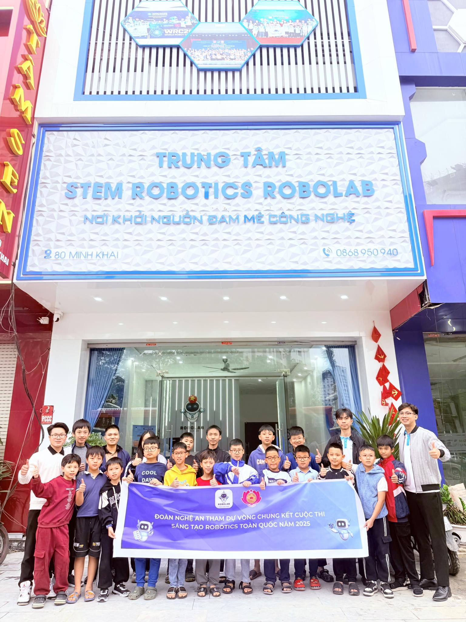 Trung tâm STEM Robotics ROBOLAB tại 80 Minh Khai, Vinh, Nghệ An cùng đội tuyển học sinh